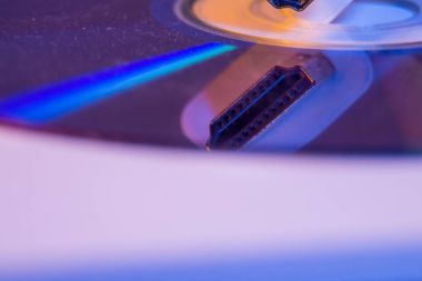 Boş diske yansıyan beyaz HDMI kablosunu kapat