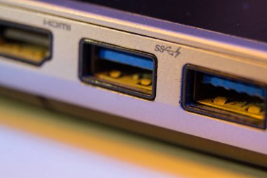 Bir laptop hızlı mavi USB 3 bağlantı noktalarını closeup