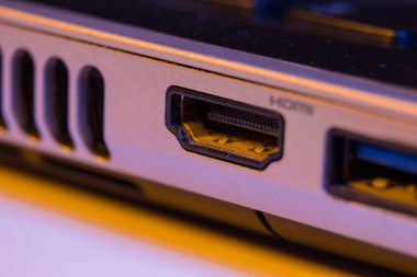 Laptop HDMI kablo portu closeup.
