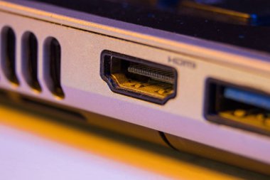 Laptop HDMI kablo portu closeup.