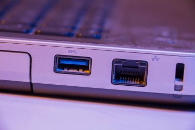 Ethernet kablosu ve USB bağlantı noktaları bir dizüstü bilgisayarda closeup