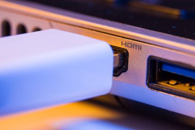 HDMI kablo fişi bir l tarafında bağlantı noktasına takılı closeup