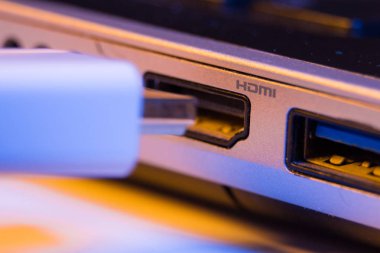 HDMI kablo fişi bir l tarafında bağlantı noktasına takılı closeup