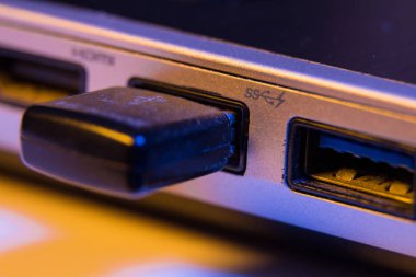 Bir l tarafında bağlantı noktasına takılı USB flash sürücü closeup