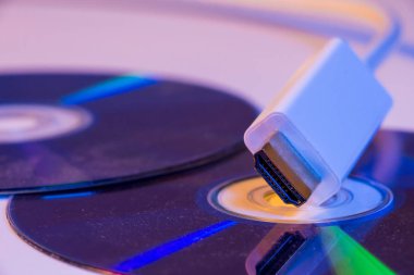 Boş diske yansıyan beyaz HDMI kablosunu kapat