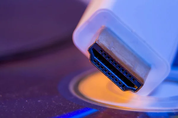 Primer plano del cable HDMI blanco con su reflejo en el disco en blanco — Foto de Stock