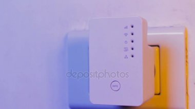 Parmağını elektrik soketine ve duvar içinde Wifi Tekrarlayıcı Wps butonuna basınla dostum. Ev ya da ofis kablosuz ağ genişletmek için aygıt yardım.