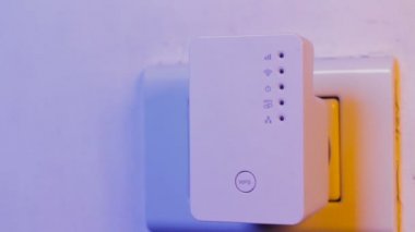 Parmağını elektrik soketine ve duvar içinde Wifi Tekrarlayıcı Wps butonuna basınla dostum. Ev ya da ofis kablosuz ağ genişletmek için aygıt yardım.