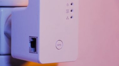 Parmağını elektrik soketine ve duvar içinde Wifi Tekrarlayıcı Wps butonuna basınla dostum. Ev ya da ofis kablosuz ağ genişletmek için aygıt yardım.