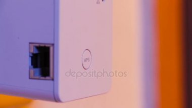Parmağını elektrik soketine ve duvar içinde Wifi Tekrarlayıcı Wps butonuna basınla dostum. Ev ya da ofis kablosuz ağ genişletmek için aygıt yardım.