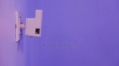 Parmağını elektrik soketine ve duvar içinde Wifi Tekrarlayıcı Wps butonuna basınla dostum. Ev ya da ofis kablosuz ağ genişletmek için aygıt yardım.