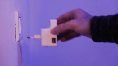 Adam Wifi Tekrarlayıcı duvardaki elektrik yuvaya yerleştirin. Ev ya da ofis kablosuz ağ genişletmek için aygıt yardım.