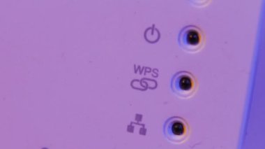 Portre üzerinde Wifi tekrarlayıcı sinyal bağlantı durumu led ışıklar. Duvardaki elektrik yuvasında cihazdır. Ev ya da ofis kablosuz ağ genişletmek için yardım.