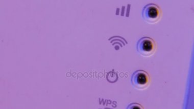 Portre üzerinde Wifi tekrarlayıcı sinyal bağlantı durumu led ışıklar. Duvardaki elektrik yuvasında cihazdır. Ev ya da ofis kablosuz ağ genişletmek için yardım.