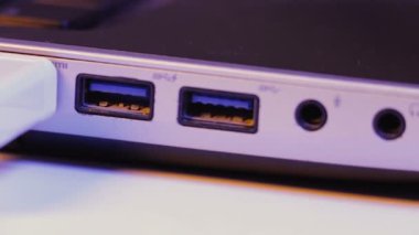 Bir dizüstü bilgisayar tarafında bağlantı noktasına takılı Closeup HDMI kablosu tak.