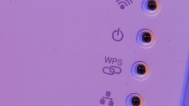 在 Wifi 中继器信号连接状态 led 灯特写。设备在墙上的电器插座上。它有助于在家庭或办公室中扩展无线网络. — 图库视频影像