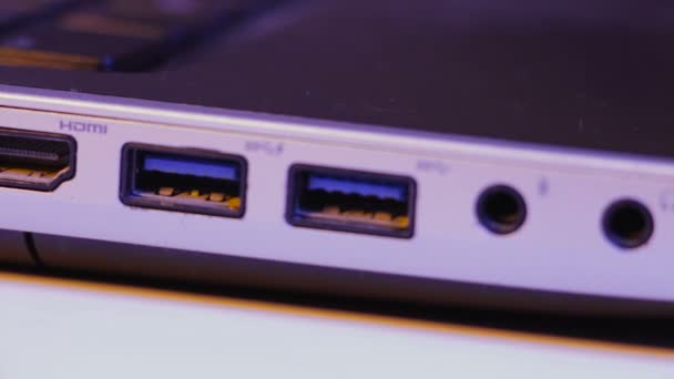 Närbild av HDMI- och USB-portar i en bärbar dator. — Stockvideo