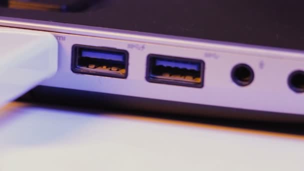 Fecho do plugue de cabo HDMI inserido na porta do lado de um laptop . — Vídeo de Stock