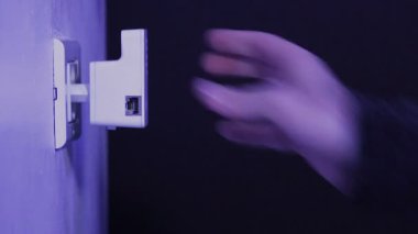 Adam Wifi Tekrarlayıcı duvardaki elektrik yuvaya takın ve içine bir ethernet kablonuzu takın. Ev ya da ofis kablosuz ağ genişletmek için aygıt yardım.
