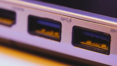 Bir laptop closeup HDMI ve Usb bağlantı noktaları.