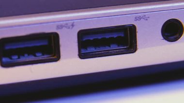 Bir laptop closeup HDMI ve Usb bağlantı noktaları.