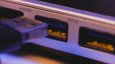 USB flaş bellek bir dizüstü bilgisayarın yanına yerleştirildi.