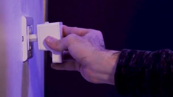 Hombre insertar repetidor WiFi en el enchufe eléctrico en la pared. El dispositivo ayuda a extender la red inalámbrica en el hogar u oficina . — Vídeo de stock