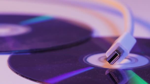 Primer plano del cable Mini Displayport blanco con su reflejo en el disco en blanco. — Vídeo de stock