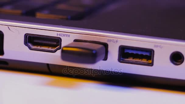 Nahaufnahme eines USB-Sticks, der in den Port an der Seite eines Laptops eingesetzt wird. — Stockvideo