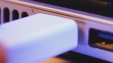 Bir dizüstü bilgisayar tarafında bağlantı noktasına takılı Closeup HDMI kablosu tak.