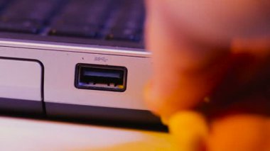 Ethernet kablo fişi bir dizüstü bilgisayarın yanına yerleştirildi.