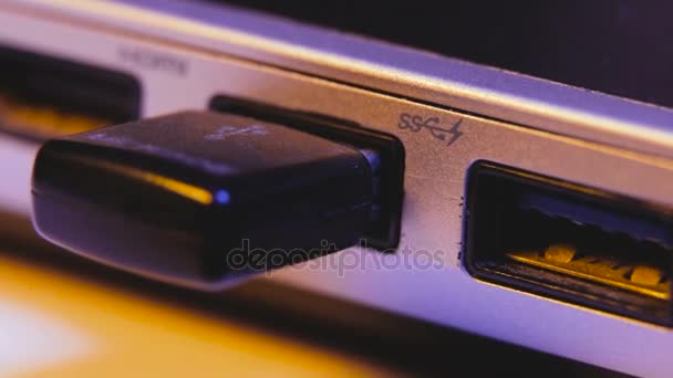 Fechar a unidade flash USB inserida na porta do lado de um laptop . — Vídeo de Stock