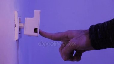Parmağını elektrik soketine ve duvar içinde Wifi Tekrarlayıcı Wps butonuna basınla dostum. Ev ya da ofis kablosuz ağ genişletmek için aygıt yardım.