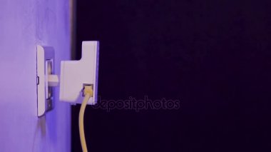 Adam ethernet kablosu duvardaki elektrik yuvasında olan Wifi extender aygıtından bulaşmadığı. Ev ya da ofis kablosuz ağ genişletmek için yardım erişim noktası modunda cihazdır.