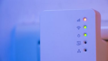Yanıp sönen sinyal bağlantısı durumu led ışıklar Wifi Tekrarlayıcı olarak Cinemagraph. Portre. Duvardaki elektrik yuvasında cihazdır. Ev ya da ofis kablosuz ağ genişletmek için yardım.