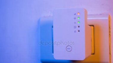 Yanıp sönen sinyal bağlantısı durumu led ışıklar Wifi Tekrarlayıcı olarak Cinemagraph. Portre. Duvardaki elektrik yuvasında cihazdır. Ev ya da ofis kablosuz ağ genişletmek için yardım.