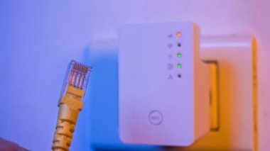 Yanıp sönen sinyal bağlantısı durumu led ışıklar Wifi Tekrarlayıcı olarak Cinemagraph. Portre. Duvardaki elektrik yuvasında cihazdır. Ev ya da ofis kablosuz ağ genişletmek için yardım.