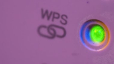 Wsp Cinemagraph sembol sinyali bağlantı durumu yanıp sönen ışık Wifi Tekrarlayıcı led. Makro closeup duvardaki elektrik yuvasında cihazdır. Ev ya da ofis kablosuz ağ genişletmek için yardım.