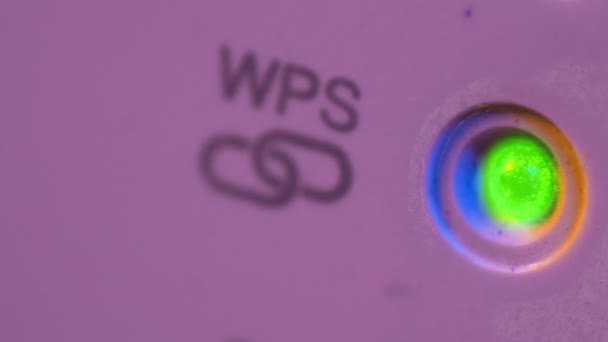 Cinemagraph of WSP symbol blinking signal connection status led light in WiFi repeater. Macro primer plano El dispositivo está en el enchufe eléctrico en la pared. Ayuda a extender la red inalámbrica en el hogar u oficina . — Vídeos de Stock