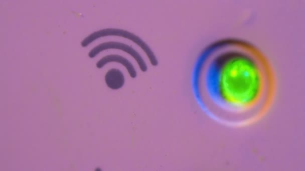 Кинематограф состояния мигающего сигнала Wi-Fi-символа привел свет в ретранслятор Wi-Fi. Макро крупный план Устройство находится в электрической розетке на стене. Это поможет расширить беспроводную сеть в доме или офисе . — стоковое видео