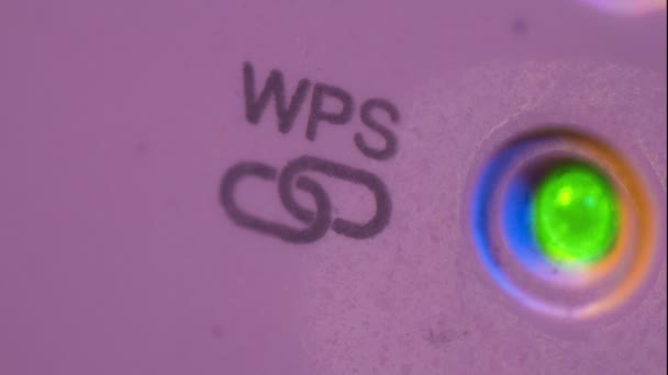 Cinemagraph of WSP symbol blinking signal connection status led light in WiFi repeater. Macro primer plano El dispositivo está en el enchufe eléctrico en la pared. Ayuda a extender la red inalámbrica en el hogar u oficina . — Vídeos de Stock