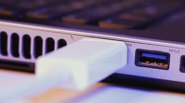 Bir dizüstü bilgisayar tarafında bağlantı noktasına takılı Closeup HDMI kablosu tak.
