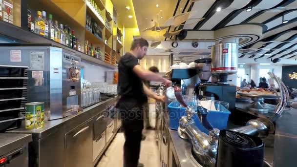 Jerusalén, Israel - 11 de mayo de 2017: Timelapse of busy staff members serving customers in coffee shop. Personas sentadas cerca de mesas, comiendo y bebiendo . — Vídeo de stock