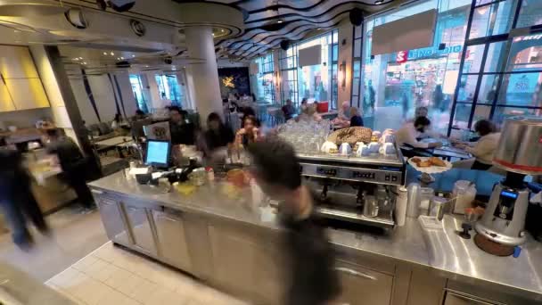 Jerusalem, Israël - 11 mei 2017: Timelapse van drukke medewerkers bedienen van klanten in de coffeeshop. Mensen zitten in de buurt van tabellen, eten en drinken. — Stockvideo