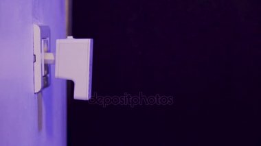 Dostum Ekle Tekrarlayıcı duvardaki elektrik yuvadan bulaşmadığı. Ev ya da ofis kablosuz ağ genişletmek için aygıt yardım.