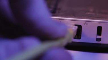 Ethernet kablo fişi bir dizüstü bilgisayarın yanına yerleştirildi.