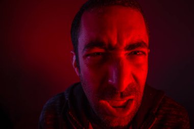 adam kızgın yüz ifadesi ile