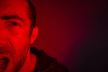 Adam yüksek sesle çığlık öfkeli yüz ifadesi ile