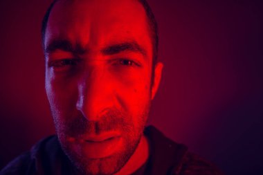 adam kızgın yüz ifadesi ile