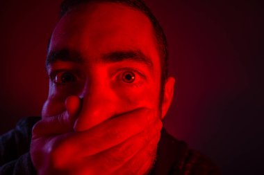 Closeup bir dehşete facia adam ağzıyla kapsayan el mans